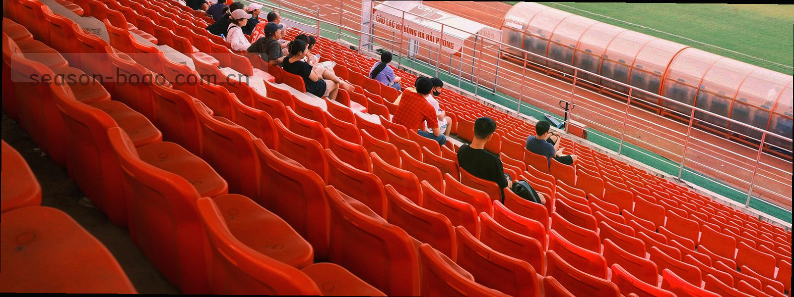 泛黄记录簿与手写刻度纹理，不含可辨文字与人名